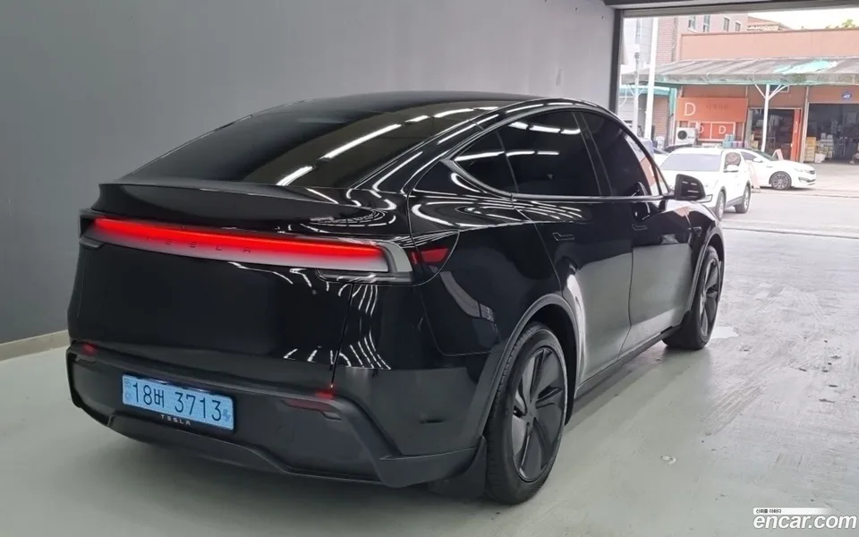 Tesla Model Y RWD 2025 — thumbnail 3