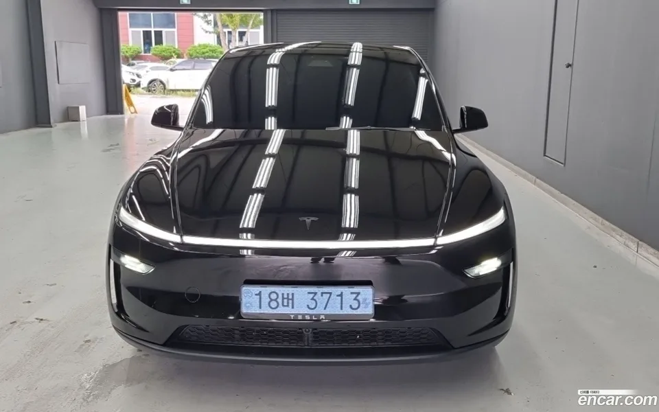 Tesla Model Y RWD 2025 — photo 1, buy with delivery to Moscow