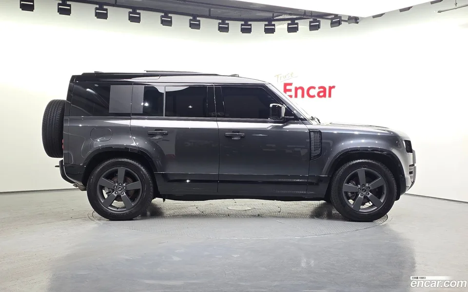 Land Rover Defender 110 P300 X- SE 2025 — thumbnail 5
