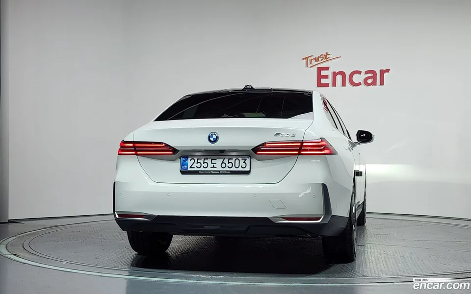 BMW 5 Series 530e 2025 — thumbnail 4