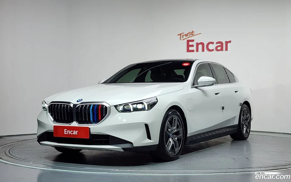 BMW 5 Series 530e 2025 — photo 1, buy with delivery to Moscow