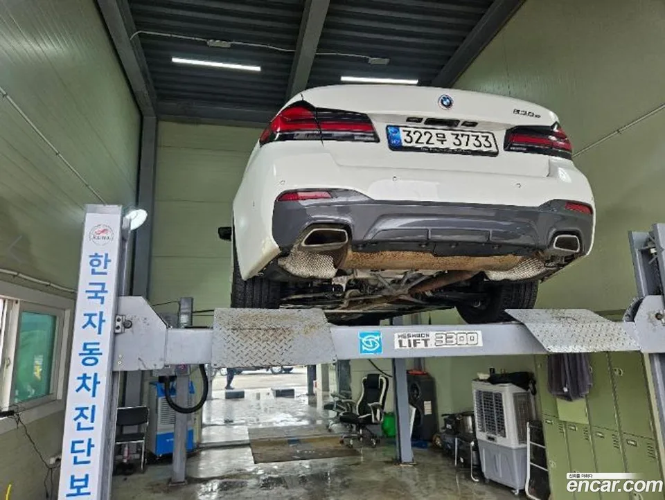 BMW 5 Series 530e M 2023 — thumbnail 2