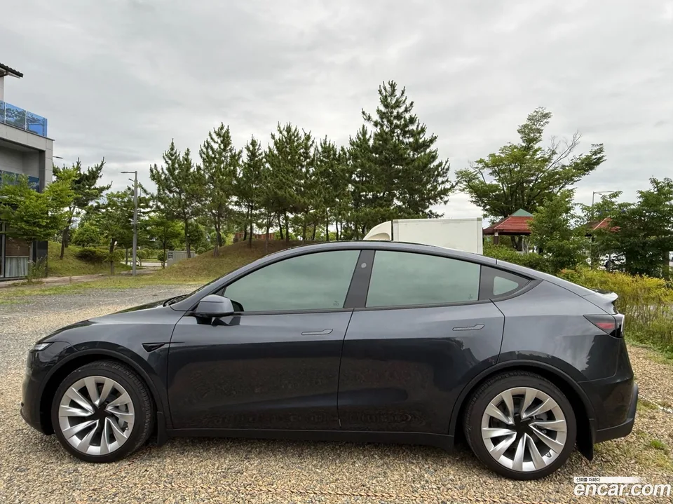 Tesla Model Y AWD 2025 — thumbnail 3