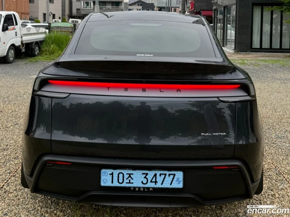 Tesla Model Y AWD 2025 — thumbnail 4