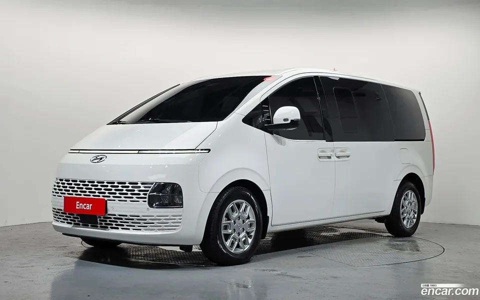 Hyundai Staria 5 2023 — photo 1, buy with delivery to Moscow