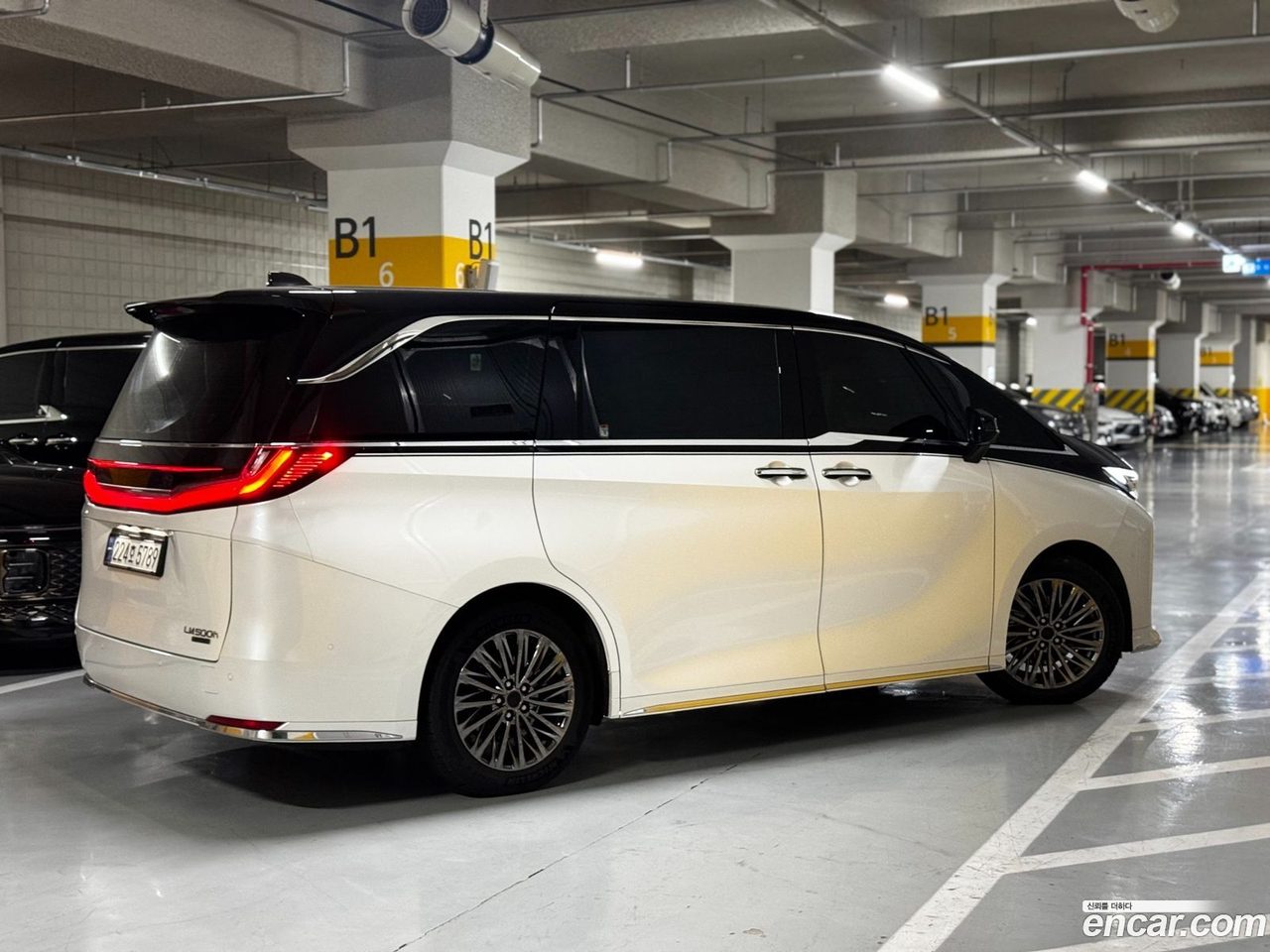 Lexus LM 2024 — 2