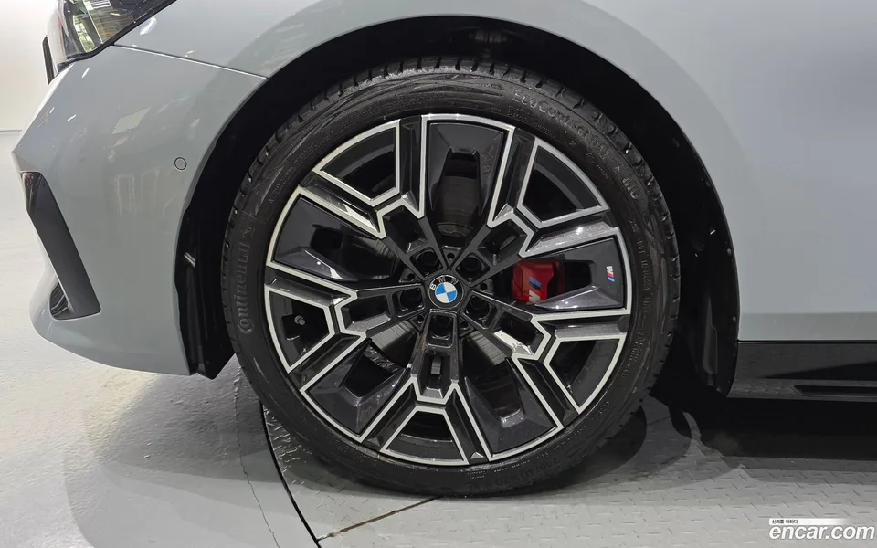 BMW 5 Series 530i xDrive M 2025 — thumbnail 2
