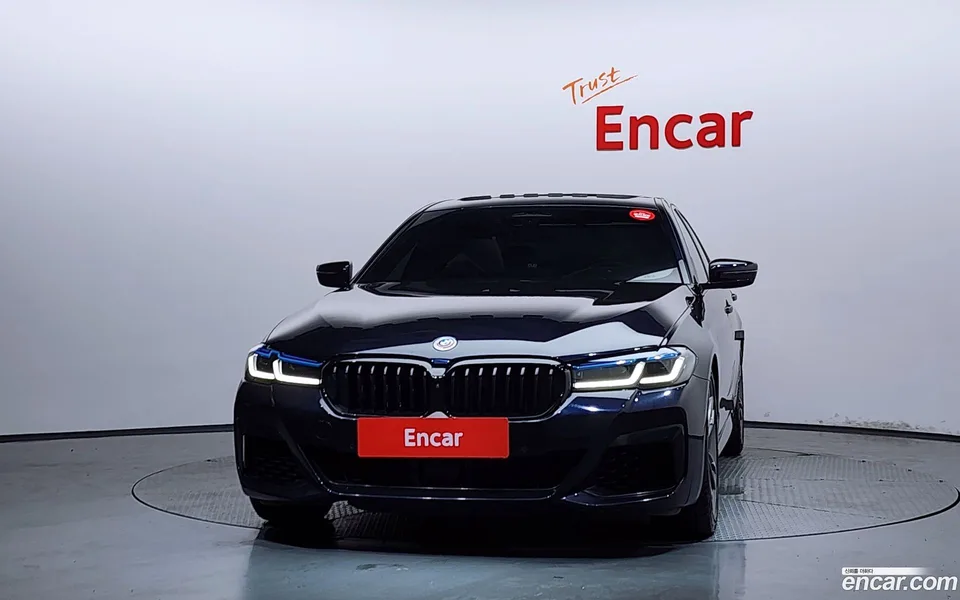 BMW 5 Series M550i xDrive 2023 — thumbnail 3