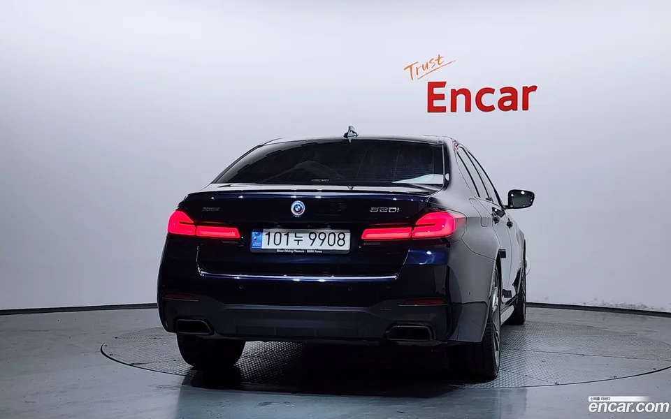 BMW 5 Series M550i xDrive 2023 — thumbnail 4