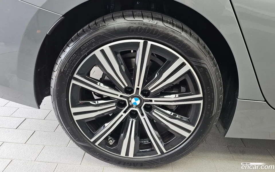BMW 3 Series 320i 2025 — thumbnail 2