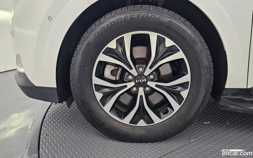 Kia Carnival 9 2023 — thumbnail 2
