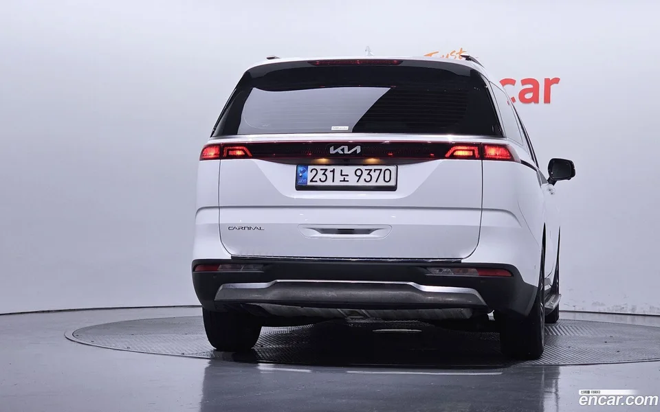 Kia Carnival 9 2023 — thumbnail 4