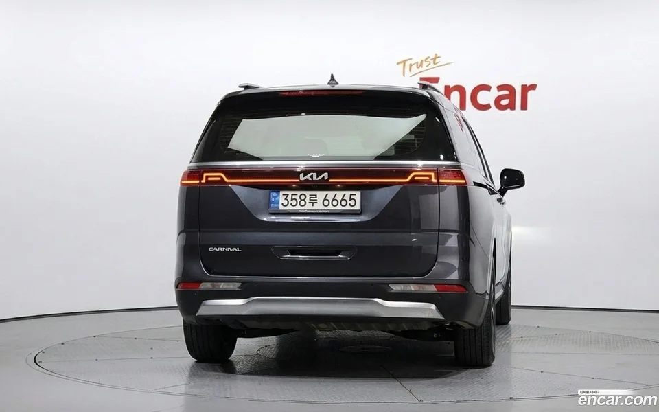 Kia Carnival 7 2023 — thumbnail 4