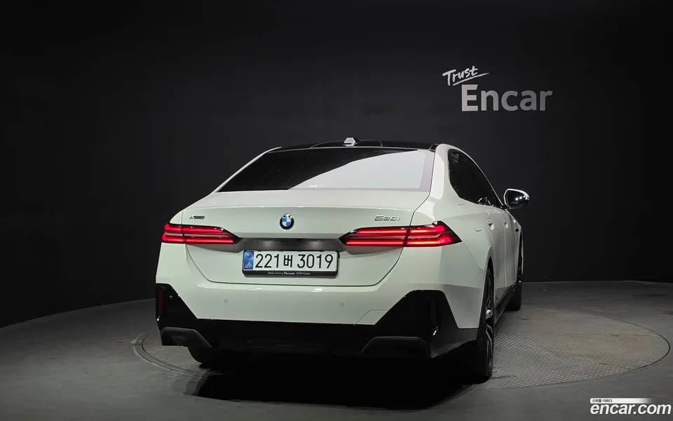 BMW 5 Series 530i xDrive M 2025 — thumbnail 4