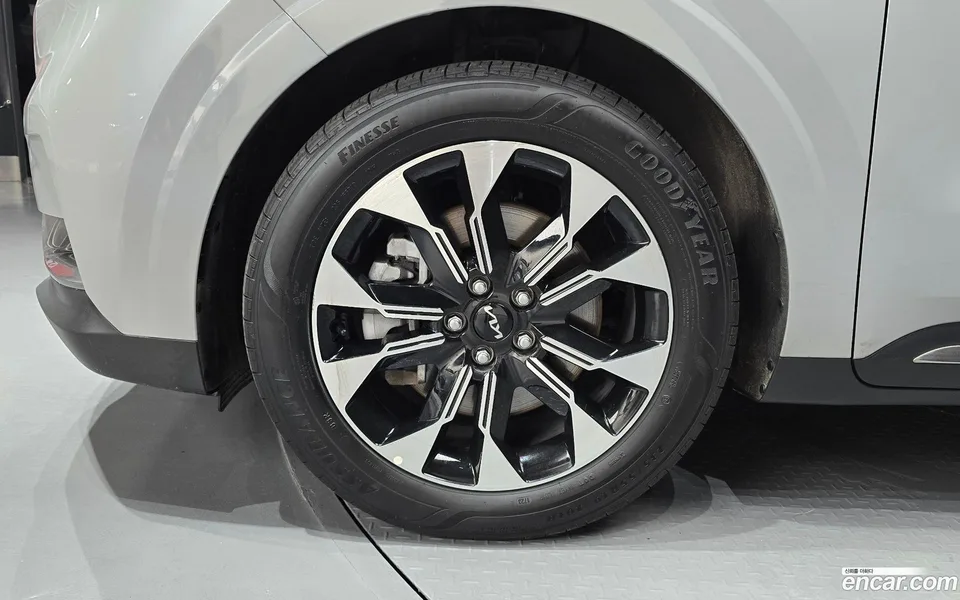 Kia Carnival 9 2023 — thumbnail 2