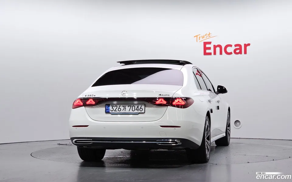 Mercedes-Benz E-Class E350e 4MATIC 2025 — thumbnail 4