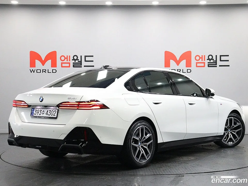 BMW 5 Series 520i M 2024 — thumbnail 3