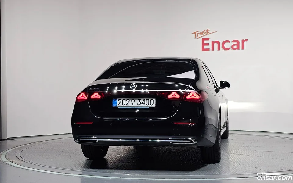 Mercedes-Benz E-Class E200 2025 — thumbnail 4