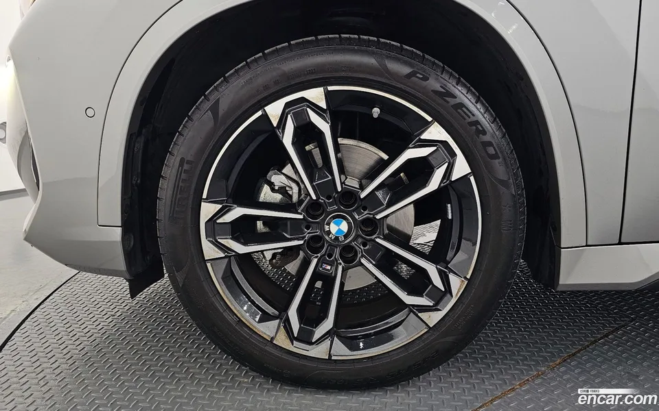 BMW X1 xDrive 20i M 2023 — thumbnail 2