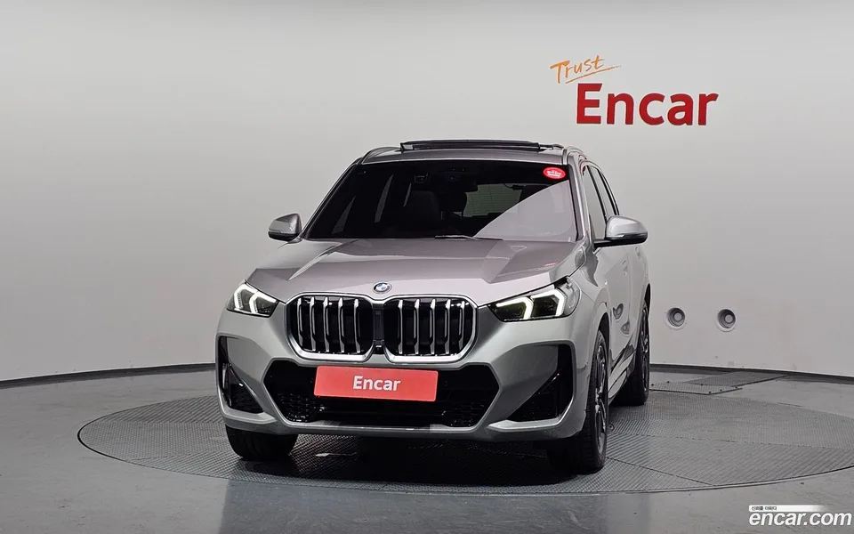 BMW X1 xDrive 20i M 2023 — thumbnail 3