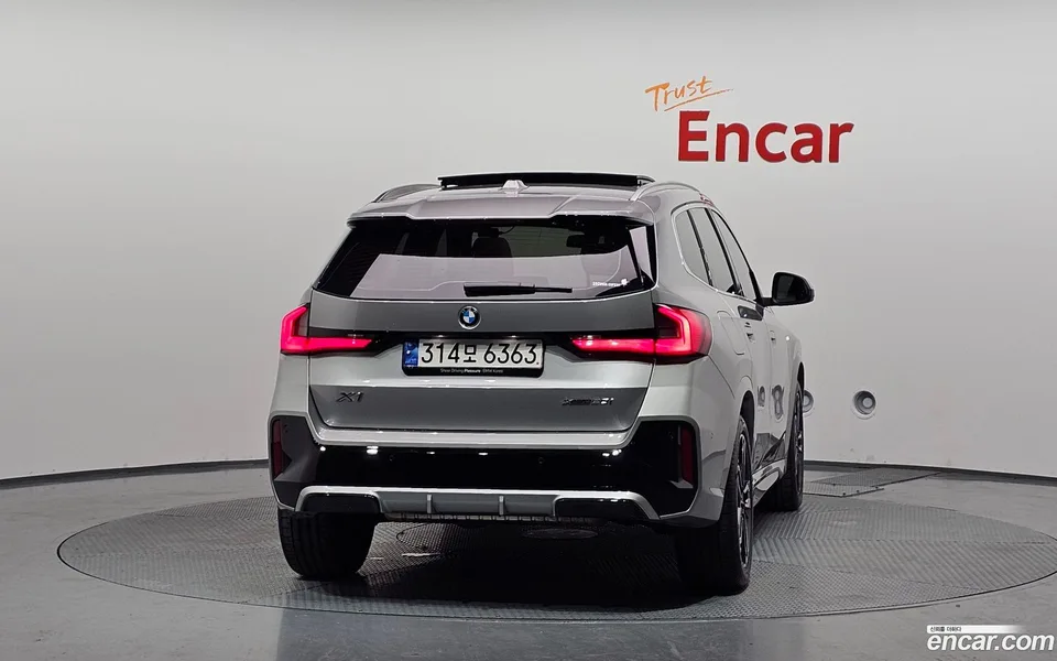 BMW X1 xDrive 20i M 2023 — thumbnail 4