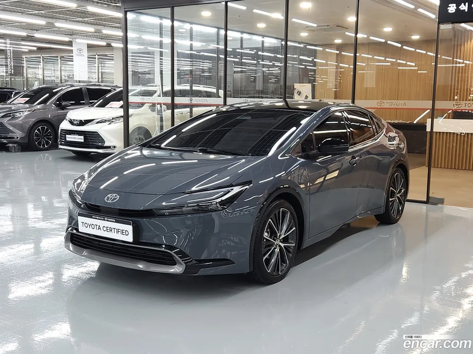 Toyota Prius 2.0 XLE 2026 — photo 1, buy with delivery to Moscow