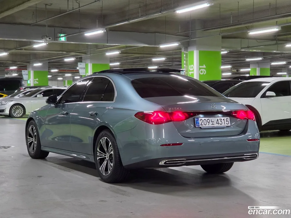 Mercedes-Benz E-Class E200 2025 — thumbnail 4