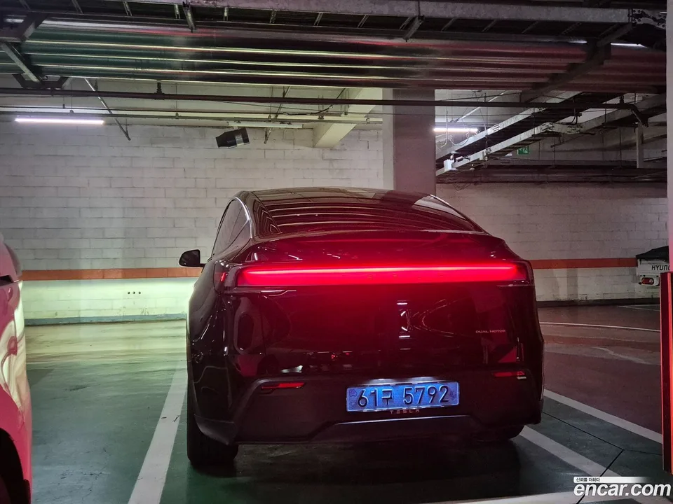 Tesla Model Y AWD 2025 — thumbnail 4
