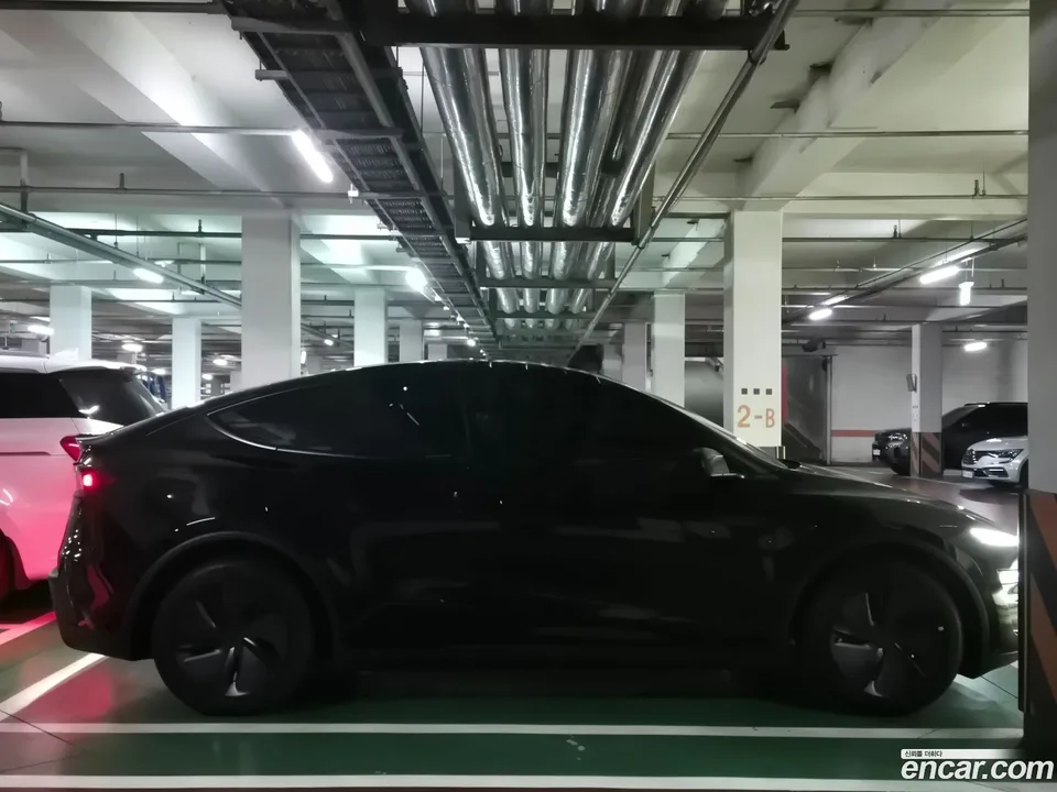 Tesla Model Y AWD 2025 — thumbnail 5