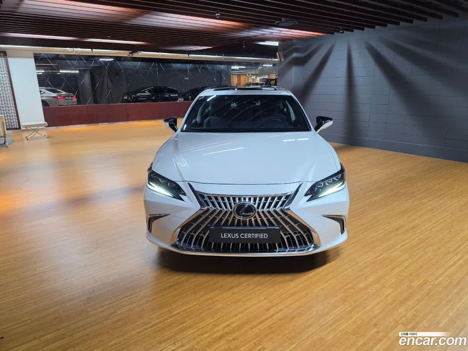 Lexus ES 300h 2025 — thumbnail 3