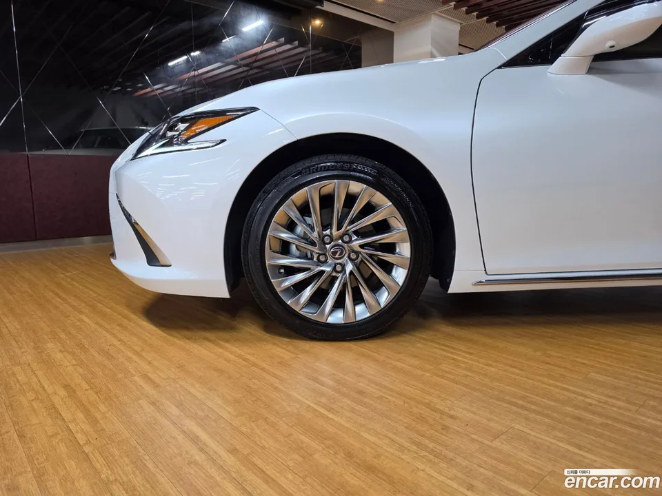 Lexus ES 300h 2025 — thumbnail 5