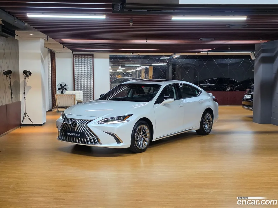 Lexus ES 300h 2025 — photo 1, buy with delivery to Moscow