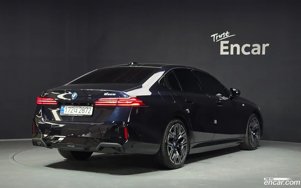 BMW 5 Series 530e xDrive M 2025 — thumbnail 2