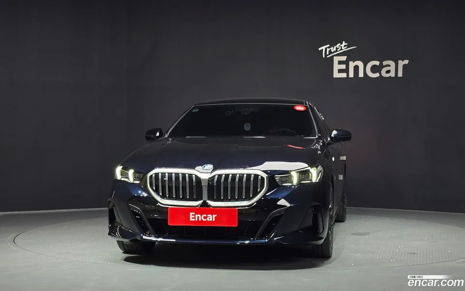 BMW 5 Series 530e xDrive M 2025 — thumbnail 3
