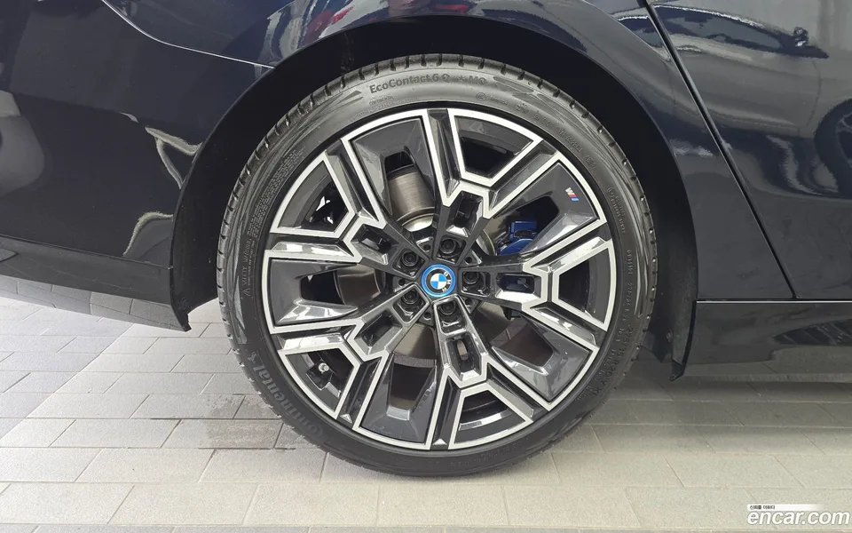 BMW 5 Series 530e xDrive M 2025 — thumbnail 5