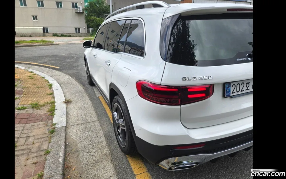 Mercedes-Benz GLB-Class GLB250 4MATIC 2024 — thumbnail 2