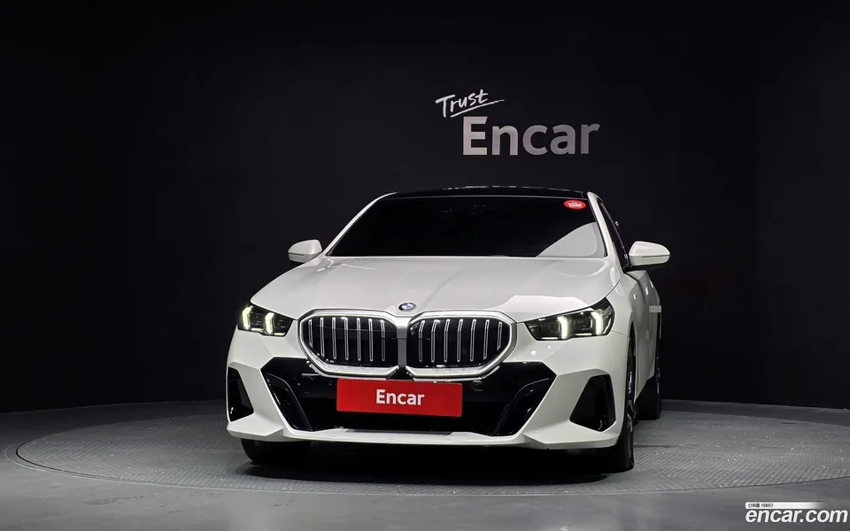 BMW 5 Series 520i M 2024 — thumbnail 3