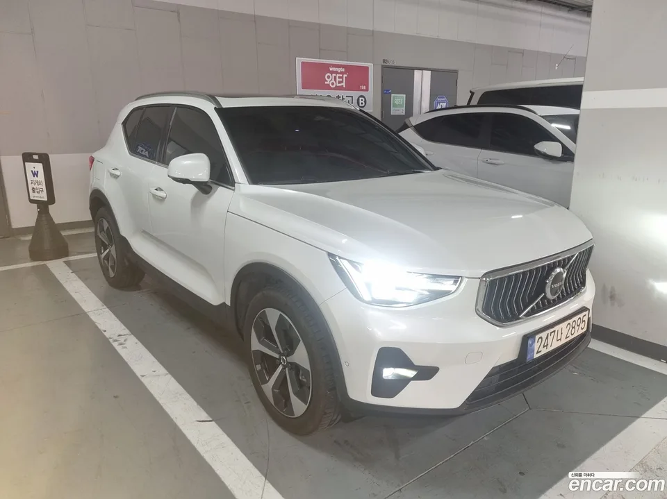 Volvo XC40 B4 2023 — thumbnail 2
