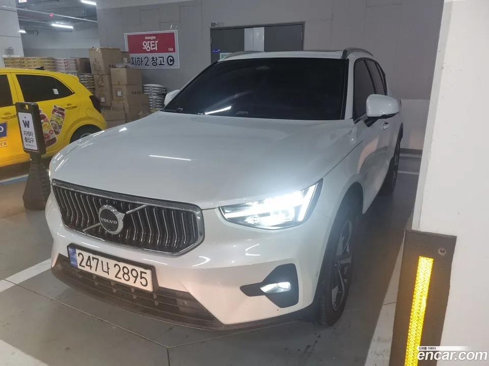 Volvo XC40 B4 2023 — thumbnail 3