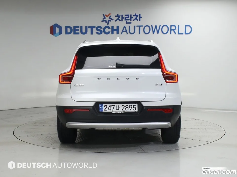 Volvo XC40 B4 2023 — thumbnail 4