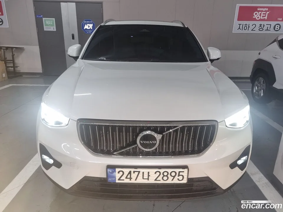Volvo XC40 B4 2023 — photo 1, buy with delivery to Moscow