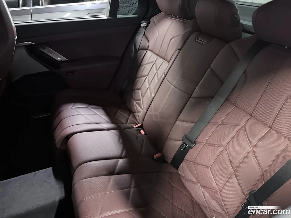 BMW 7 Series 740i sDrive M 2023 — thumbnail 2