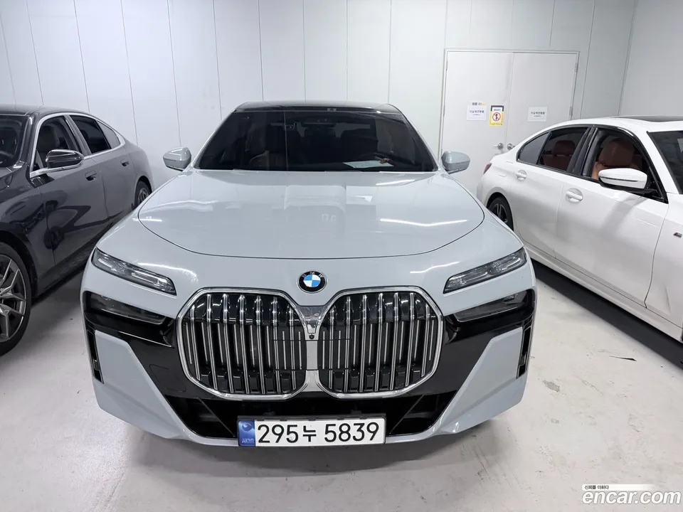 BMW 7 Series 740i sDrive M 2023 — thumbnail 3