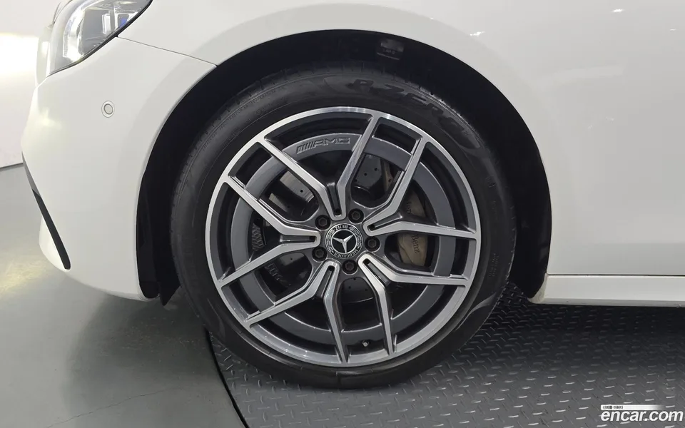 Mercedes-Benz E-Class E220d 4MATIC AMG Line 2023 — thumbnail 5