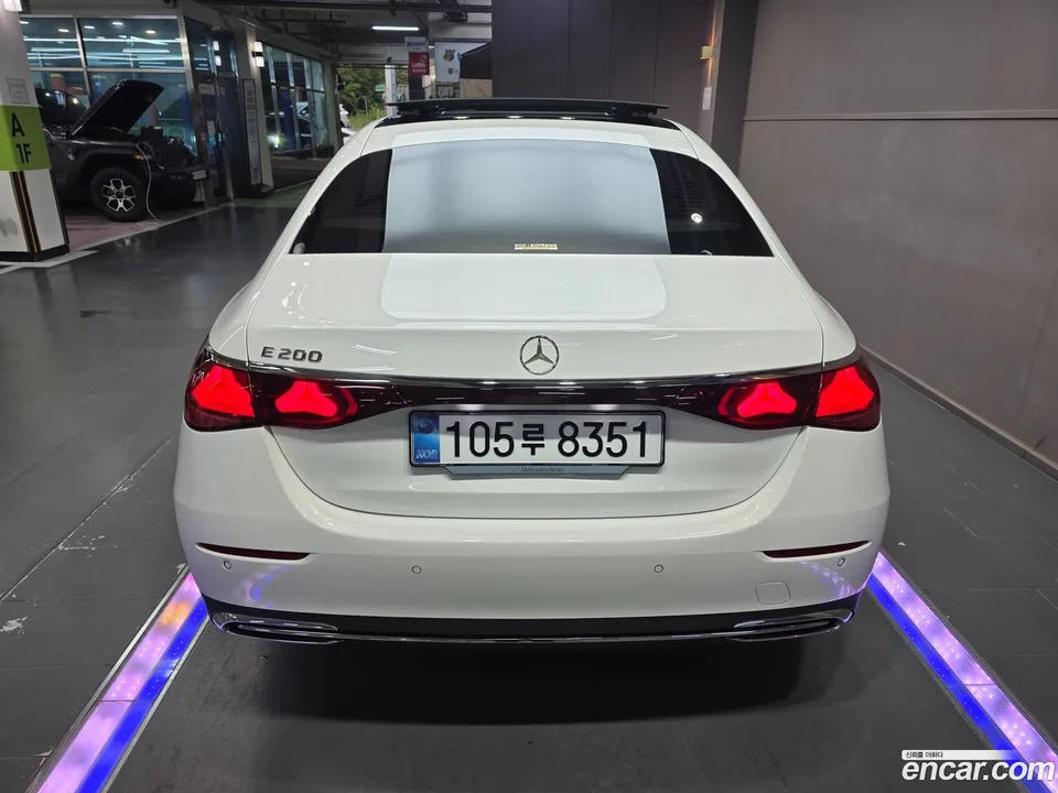 Mercedes-Benz E-Class E200 2025 — thumbnail 4
