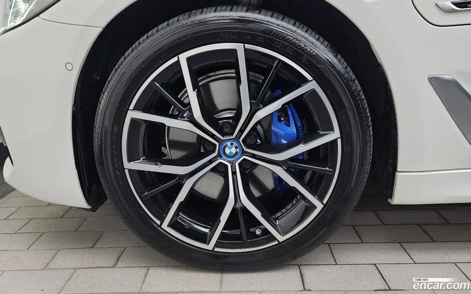 BMW 5 Series 530e M 2023 — thumbnail 2