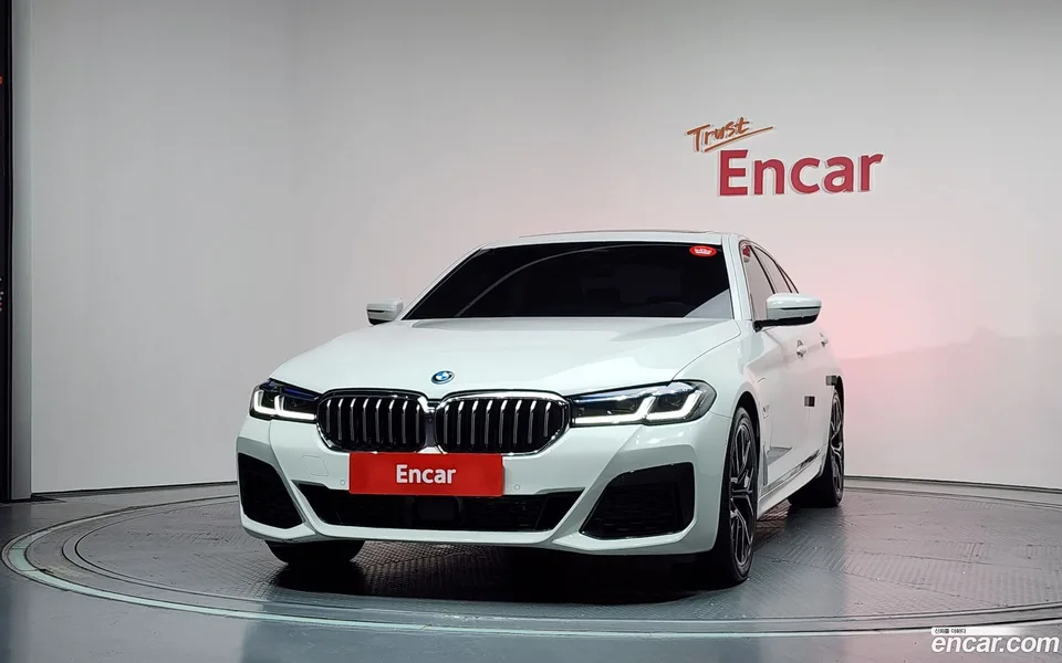 BMW 5 Series 530e M 2023 — thumbnail 3
