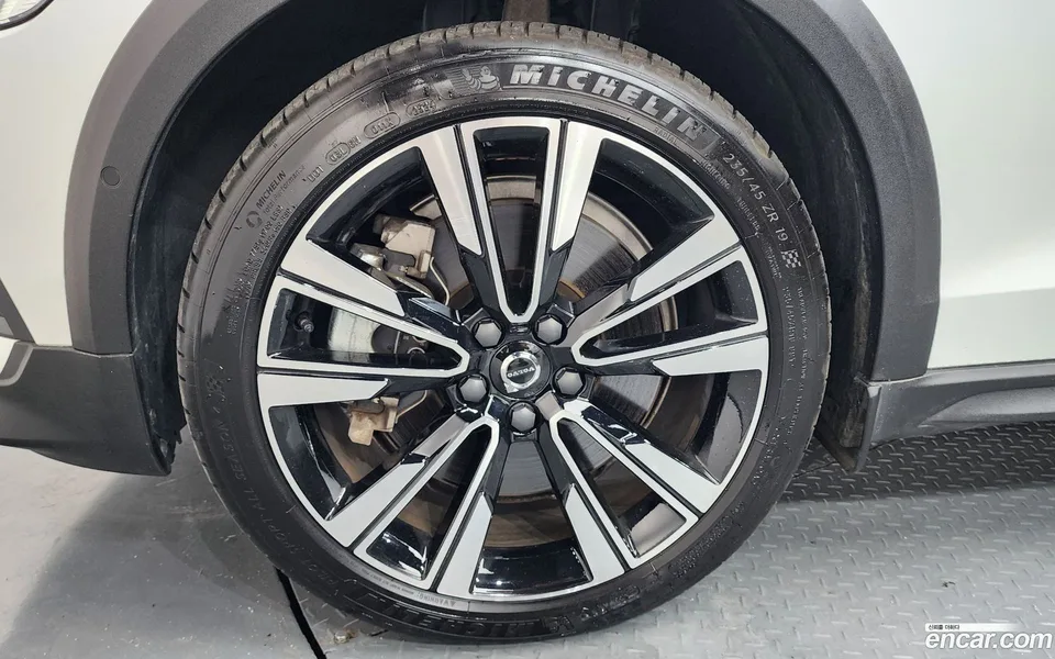 Volvo V60 Cross Country B5 AWD 2024 — thumbnail 2