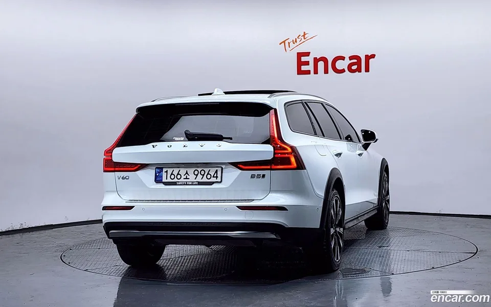Volvo V60 Cross Country B5 AWD 2024 — thumbnail 4
