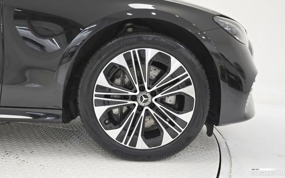 Mercedes-Benz E-Class E350e 4MATIC 2025 — thumbnail 2
